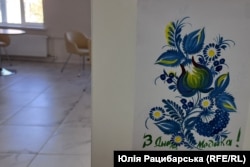 Арттерапія – волонтери малюють з хлопцями петриківку