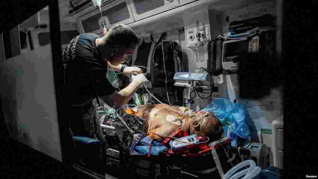 Mentősök látnak el egy sebesült helyit egy lakóházra mért orosz rakétacsapás után az ukrajnai Pokrovszkban.&nbsp;A belügyminisztérium közölte, hogy a támadásban huszonkilenc rendőr és hét mentős sebesült meg