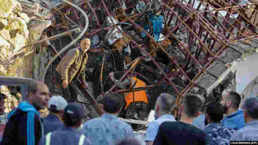 A palesztin hatóságok szerint több mint harminckétezer palesztin halt meg Izrael gázai offenzívájában.&nbsp;Izrael jellemzően nem beszél a Szíria ellen végrehajtott támadásokról. A damaszkuszi légicsapásról egy izraeli katonai szóvivő azt mondta: &bdquo;Nem kommentáljuk a külföldi médiában megjelenő jelentéseket&rdquo;. Ezzel egyidőben Benjámin&nbsp;Netanjáhú izraeli miniszterelnök bejelentette, hogy&nbsp;bezárja az Al Jazeera izraeli tevékenységét&nbsp;