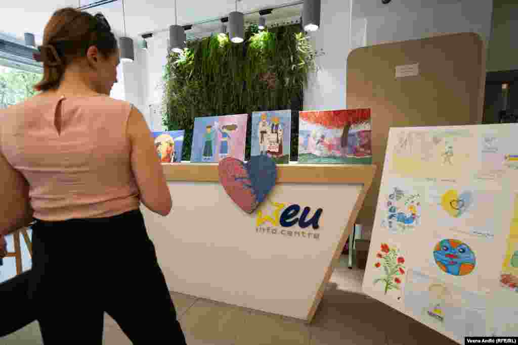 Posetioci na izložbi u EU info centru u Beogradu, 23. avgust 2023.