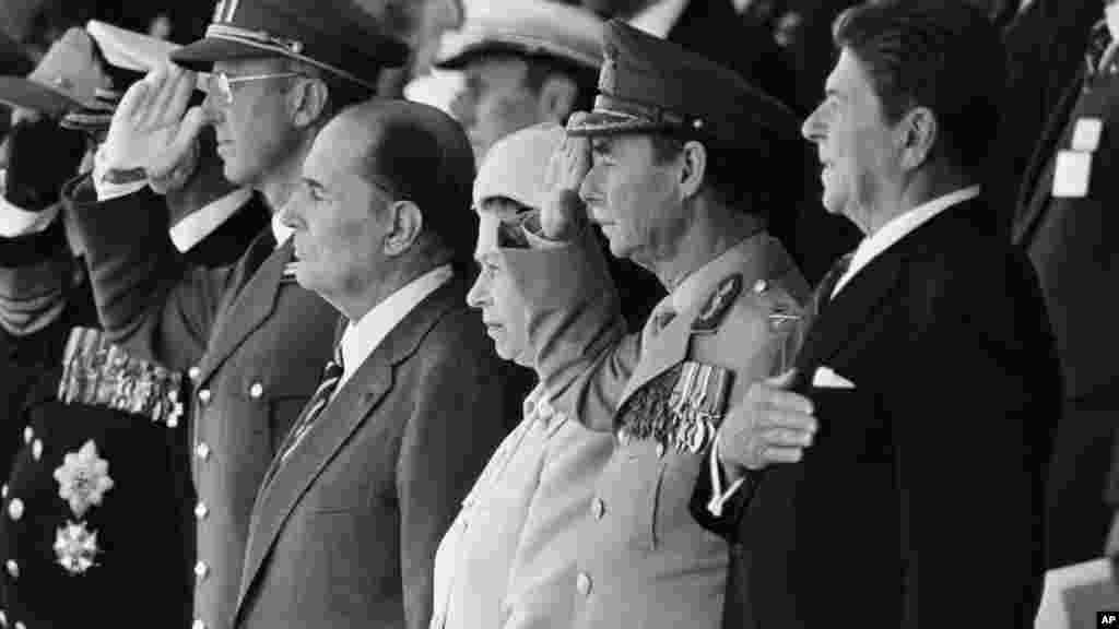 S lijeva: norveški kralj Olav (djelimično zaklonjen), belgijski kralj Baudouin, francuski predsjednik Francois Mitterrand, britanska kraljica Elizabeta II, veliki vojvoda Jean od Luksemburga i američki predsjednik Ronald Reagan stoje mirno dok se sviraju himne tokom obilježavanja 40. godišnjice iskrcavanje na dan D, 6. juna 1984. u Normandiji. Reaganov govor na Pointe du Hoc nije bio zamišljen samo kao počast herojstvu ljudi koji su upali na plaže, već je također viđen i kao simbolična izjava koja jača privrženost SAD principima slobode i demokratije u kontekstu Hladnog rata.