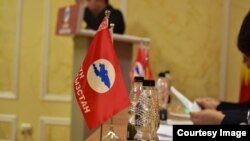 Флаг с логотипом партии «Бутун Кыргызстан».