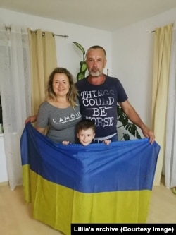 Лілія, Влад і Віталік з урятованим прапором у Німеччині