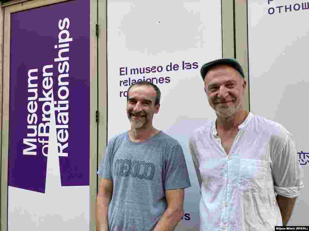 Izložbu u Beogradu organizuje Kulturni centar GRAD. &quot;Specifikum ovog muzeja je što je stvarno univerzalan, tiče se svih&quot;, kaže za RSE Dejan Ubović iz KC Grada (desno). Na fotografiji levo: Dražen Grubišić, ko-autor Muzeja prekinutih veza. &nbsp;