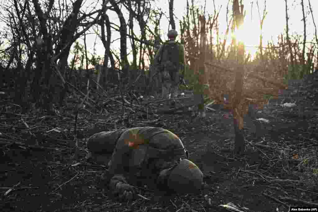 Ukrajinski vojnik prolazi pored tijela mrtvog ruskog vojnika 16. septembra u blizini&nbsp;Andrijevke. Zauzimanje srušenog grada Bahmuta nakon mjeseci krvavih borbi sa ukrajinskom vojskom, Rusija je označila kao svoju veliku pobjedu u to vrijeme.