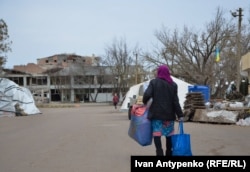 Жителям зруйнованого російською армією Посад-Покровського привозять гуманітарну допомогу. Херсонщина. Початок березня 2023 року