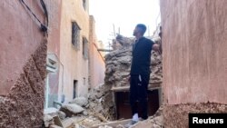 Мароко - Човек гледа на штетата во историскиот град Маракеш, по силниот земјотрес во Мароко, 9 септември 2023 година.