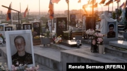 Ереван. Кладбище Ераблур, место захоронения солдат, погибших в Карабахе. Кадр из фильма «Разбитая страна»