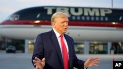 Дональд Трамп робить заяву для преси після формального арешту