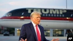 Bivši američki predsjednik Donald Trump nakon izlaska iz zatvora Fulton u Atlanti, 24. augusta 2023.