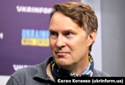 Британський журналіст і письменник Люк Гардінґ під час пресконференції щодо виходу його книги «Вторгнення. За лаштунками кривавої війни Росії та боротьби України за виживання». Київ, 7 липня 2023 року