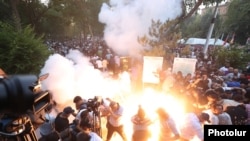 Дії поліції під час спроби демонстрантів прорвати кордон, Єреван, 12 червня 2024 року