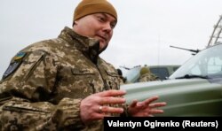 Командувач Об’єднаних сил Збройних сил України Сергій Наєв під час передачі ЗСУ 10 позашляховиків для допомоги у знищенні повітряних цілей. Гостомель, Київщина, 1 квітня 2023 року