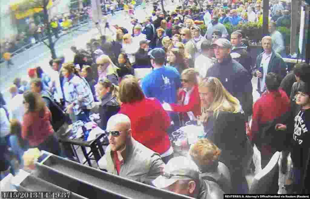 Fotografija sa nadzorne kamere pokazuje scenu na maratonu par momenata prije no što je druga bomba eksplodirala. Na fotografiji se vidi i muškarac kojeg su tužioci obilježili krugom i identifikovali kao Džohara Carnajeva koji se užurbano kreće dalje od cilja.