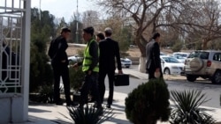 Diňle: Mekdepler okuwçylardan pul ýygnap, ene-atalardan bu barada maglumat ýaýratmazlygy soraýar
