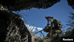 Ukrajinski vojnik u blizini Bahmuta na istoku Ukrajine, 7. septembra 2023.