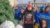 У Дніпрі родичі військовополонених вбрали ялинку кульками з іменами бійців і вимогами повернути їх додому
