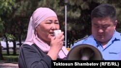 Бишкекте акцияга катышкан соодагерлердин бири, 12-июнь, 2024-жыл