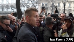 Magyar Péter az első, március 15-i tüntetésén