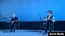 Төкмө акындар Асылбек Маратов жана Кадырбек Бейшенов. 7-август, 2023-жыл.