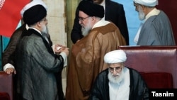 احمد جنتی، ابراهیم رئیسی و احمد خاتمی در اختتامیۀ دوازدهمین اجلاس مجلس خبرگان، ۵ مهر ۱۴۰۲