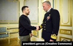 Президент України Володимир Зеленський і адмірал ВМС Нідерландів, голова Військового комітету НАТО Роб Бауер (праворуч). Київ, 21 березня 2024 року
