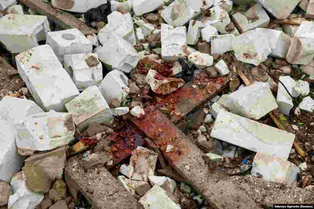 На руїнах будинку, куди влучила російська ракета, видно кров. Наразі відомо про 15 загиблих та 61 пораненого.&nbsp; Міністр внутрішніх справ Ігор Клименко повідомив, що &laquo;серед загиблих внаслідок російського обстрілу &ndash; 25-річна лейтенант поліції. Жінка жила в сусідньому будинку, перебувала вдома на лікарняному. Смертельне осколкове поранення&raquo;, &ndash; написав він у своєму телеграм-каналі