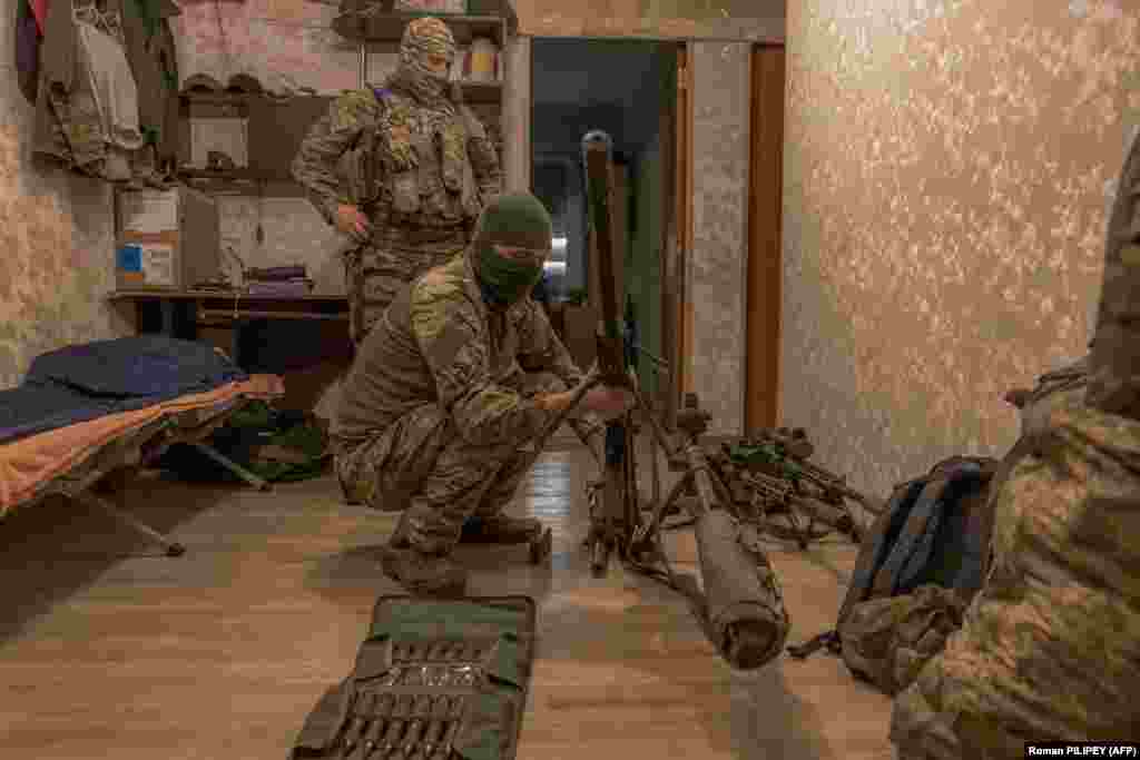 Kuzja pregledava svoje oružje. Visok i korpulentan 31-godišnjak plavih očiju, odbio je reći koliko je ruskih vojnika ubio. Priznaje da je bio nervozan kad je prvi put stvarno pucao iz snajpera, a uspio je tek pri trećem hicu. Ali od tada više nije imao ovaj problem. &quot;Nemam sumnje kod povlačenja okidača&quot;, rekao je. &quot;Dovraga, što se mene tiče, on je neprijatelj! Došao je u moj dom. Ja nisam išao u njegov.&quot;