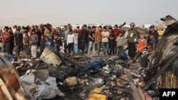 Деца са се събрали край разрушения от израелски въздушен удар в град Рафах, Ивицата Газа, на 27 май 2024 г. Палестинските власти съобщиха за поне 45 убити, включително жени и деца, при израелска бомбардировка над пълния с бежанци град до границата с Египет.