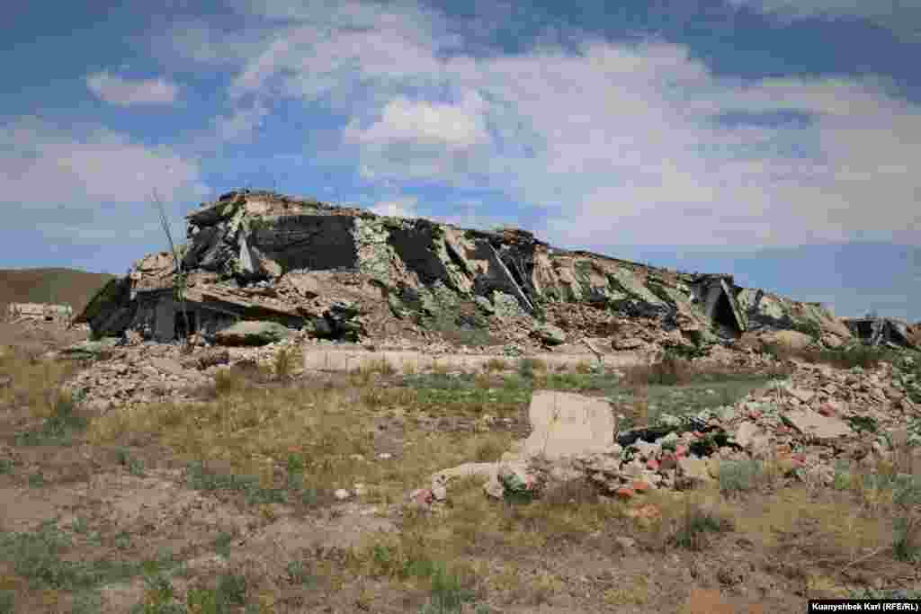 Ruševine na mjestu kasarne. Poligon u Semipalatinsku je 40 godina bio veliki eksperiment o efektima nuklearnih eksplozija na zemlju, vodu, životinje i ljude. Tokom četiri desetljeća ovdje je održano 456 nuklearnih eksplozija. Ukupna snaga eksploziva bila je 250 puta veća od bombe koja je sravnila japanski grad Hirošimu sa zemljom 1945. godine.