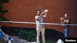 Një burrë djeg një kopje të Kuranit, pranë xhamisë kryesore të Stokholmit në Suedi, më 28 qershor 2023.