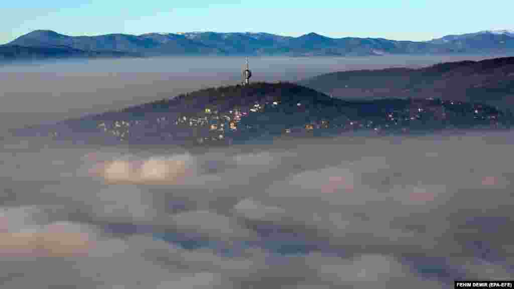 Smog prekriva glavni grad Bosne i Hercegovine Sarajevo, koji posljednjih dana pati od velikog zagađenja.