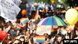 A 20. jubileumi Budapest Pride felvonulás résztvevői Andrássy úton 2015. július 11-én