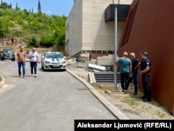 Vladan Ivanović i advokat Zorana Piperović ispred "Ničije kuće" uz pripadnike Specijalnog policijskog odjeljenja, Podgorica 13.jun 2024.
