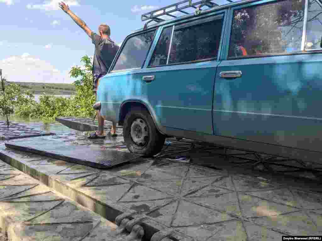 Soldații ajută la evacuarea mașinilor și a animalelor.