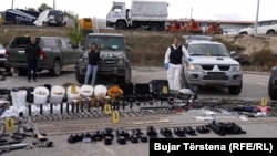 Kosovska policija predstavila je u Južnoj Mitrovici oružje, vozila i stvari zaplijenjene u selu Banjska na sjeveru Kosova, dan nakon napada naoružanih lica u kom je ubijen jedan policajac.