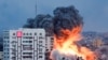 Zjarr në një ndërtesë në Gaza pas sulmit me raketë nga forcat izraelite, në kundërpërgjigje të një sulmi të befasishëm të Hamasit më 7 tetor 2023. 