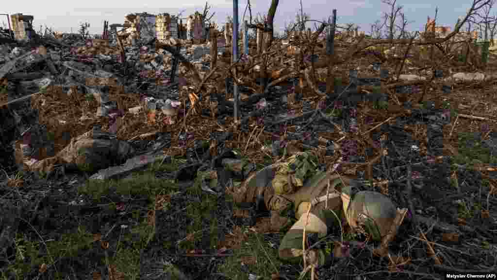 За да го заземат малото село, Украинците го бомбардирале со артилерија, а потоа создале димна завеса. Руската артилерија ги погоди руските војници кои се повлекувале и се предавале, чии тела се уште лежат со лицето надолу.