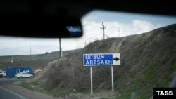 Вірменський вказівний знак на Нагірний Карабах, фото ілюстративне