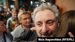 Президенттин ырайымы менен абактан чыккан оппозициячыл телеканалдын башчысы Ника Гварамия Рустави түрмөсүнүн алдына чогулган тарапташтары, жакындары менен көрүшүүдө. 23-июнь, 2023-жыл. Грузия. 