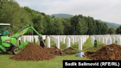 Posljednje pripreme za ukop žrtava srebreničkog genocida, Potočari, 7. juli 2023. godine
