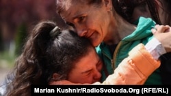 Menekülnek az emberek az ukrajnai Volcsanszkból, az oroszok a város határánál lőnek