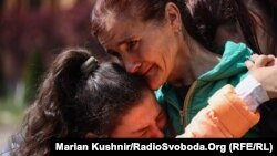 Непрекъснат обстрел и страх от повторна окупация. Как изглежда евакуацията на украинския град Вовчанск