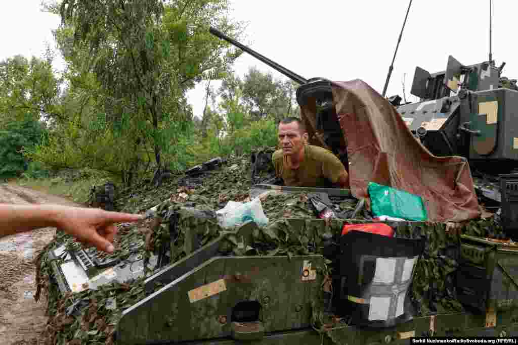 Основна зброя Bradley &mdash; 25-мм автоматична гармата M242 Bushmaster. Додатково БМП має спарений 7,62-мм кулемет M240C та пускову установку ПТРК TOW