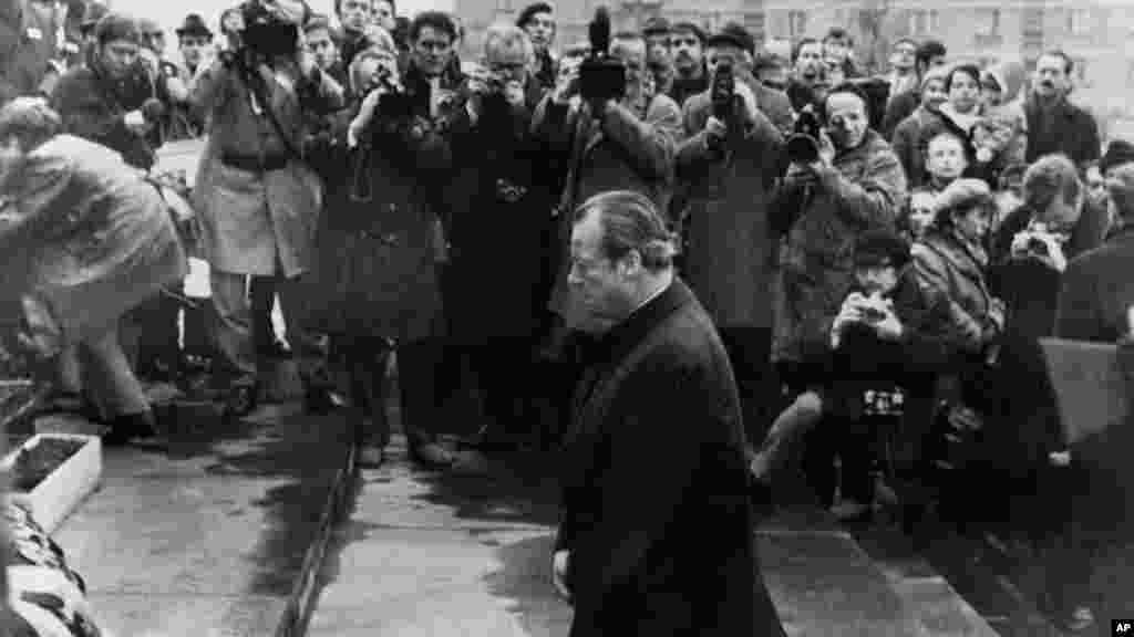 Германският канцлер Вили Бранд коленичи пред паметника на героите от Варшавското гето на 6 декември 1970 г. Този неочакван жест е изтълкуван като израз на смирение и като символ на политиката на Бранд към Изтока, насочена към диалог с комунистическите правителства.