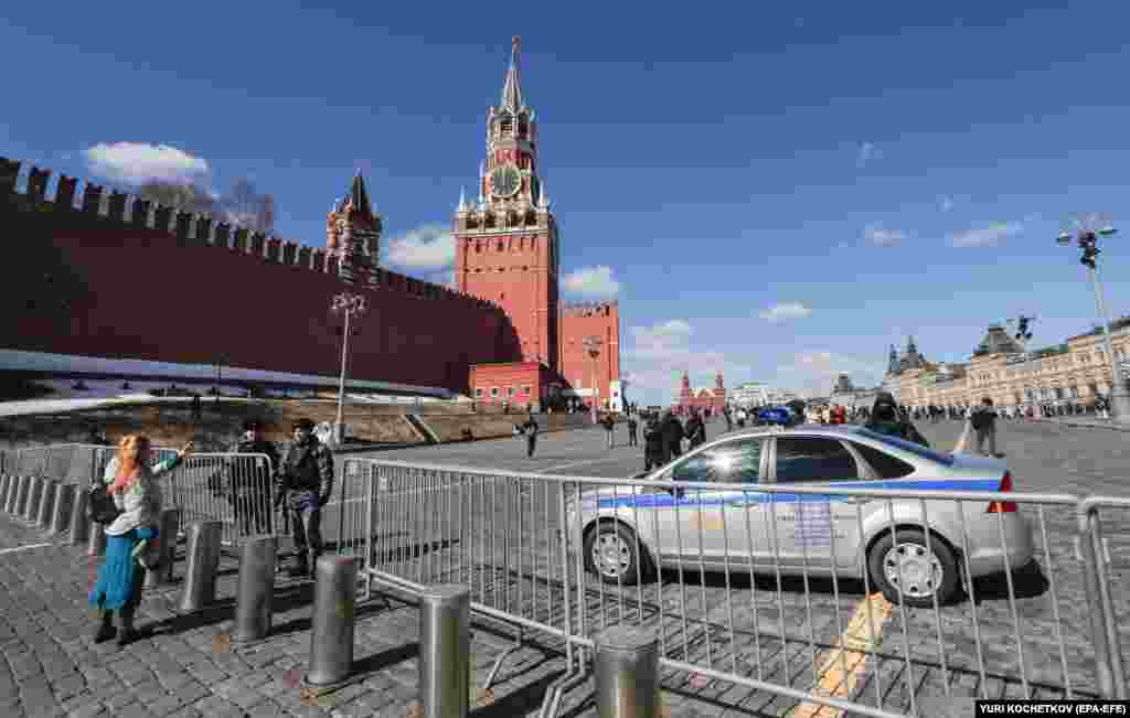 Policajci stoje iza ograde na Crvenom trgu. &nbsp;