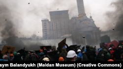 Готель «Україна» (на задньому плані) під час Революції гідності 