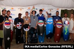 Кристиян Манев (в средата) с останалите медалисти от състезанието в Кабарете, Доминиканската република.