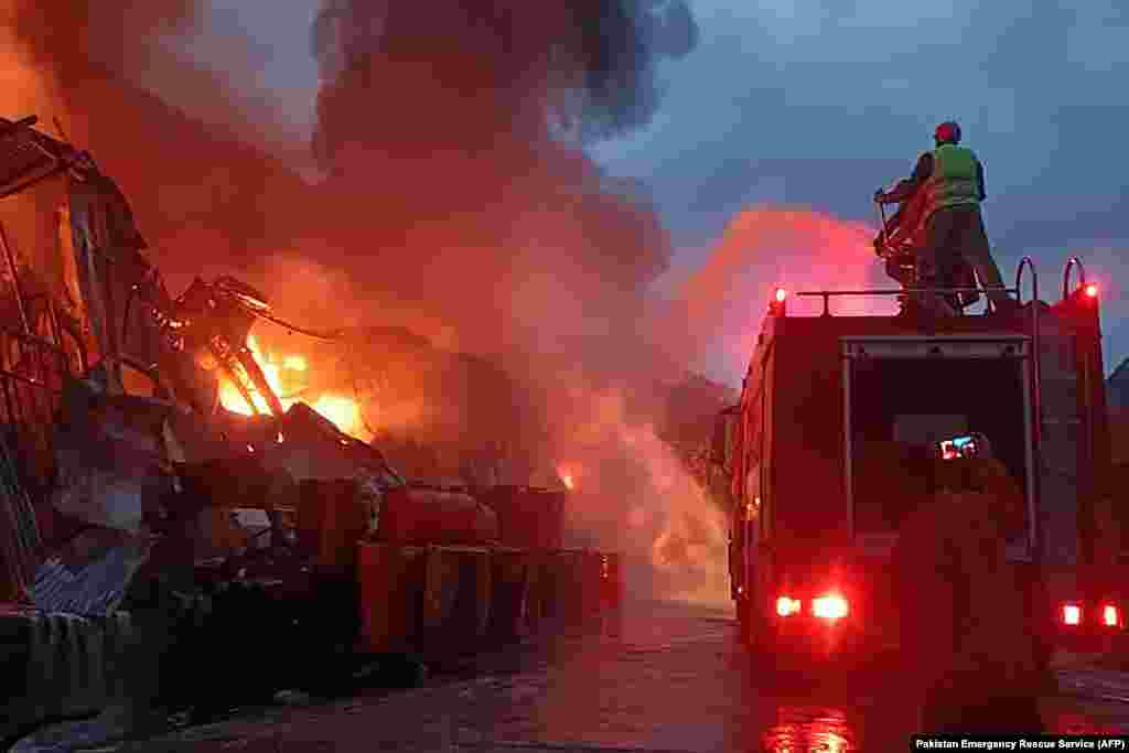 Pompieri pakistanezi luptă cu un incendiu care a izbucnit pe un șantier de construcție la barajul hidroenergetic din provincia Khyber Pakhtunkhwa.