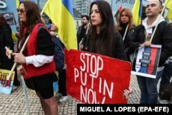 Під час акції протесту перед посольством Бразилії в Португалії проти висловлювань бразильського президента Луїса Інасіо Лули да Сілви щодо війни Росії проти України. Лісабон, 21 квітня 2023 року